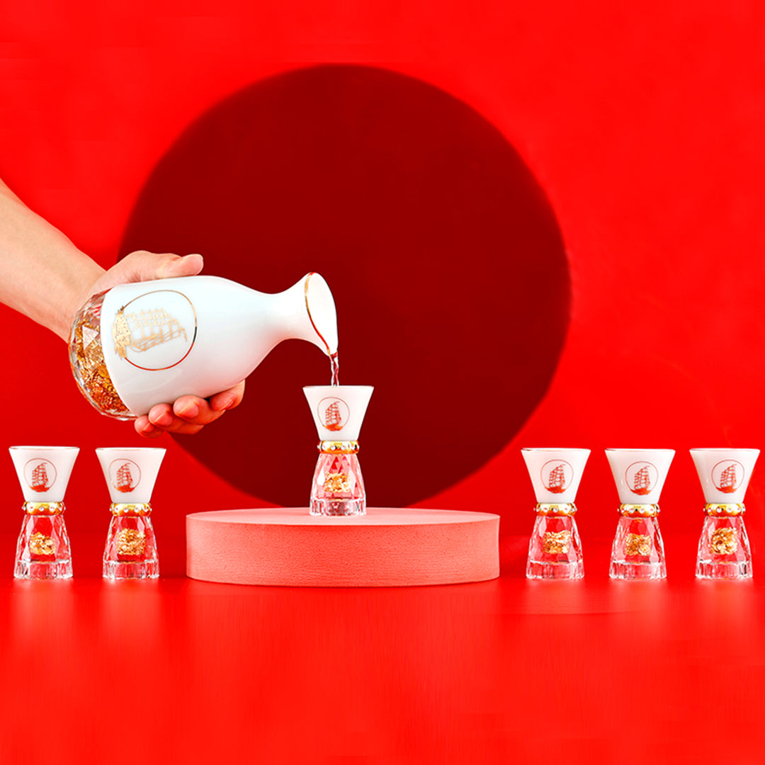 一隻手拿著一帆風順烈酒壺倒酒進去烈酒杯,能夠看到一壺六杯的呈現跟比例尺