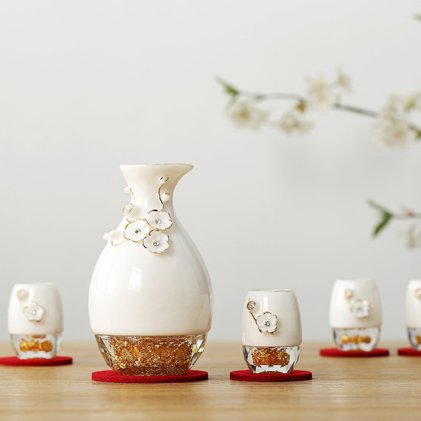 傲雪迎春金箔陶瓷水晶烈酒杯組的酒壺、酒杯展示,比例尺展示及正面呈現