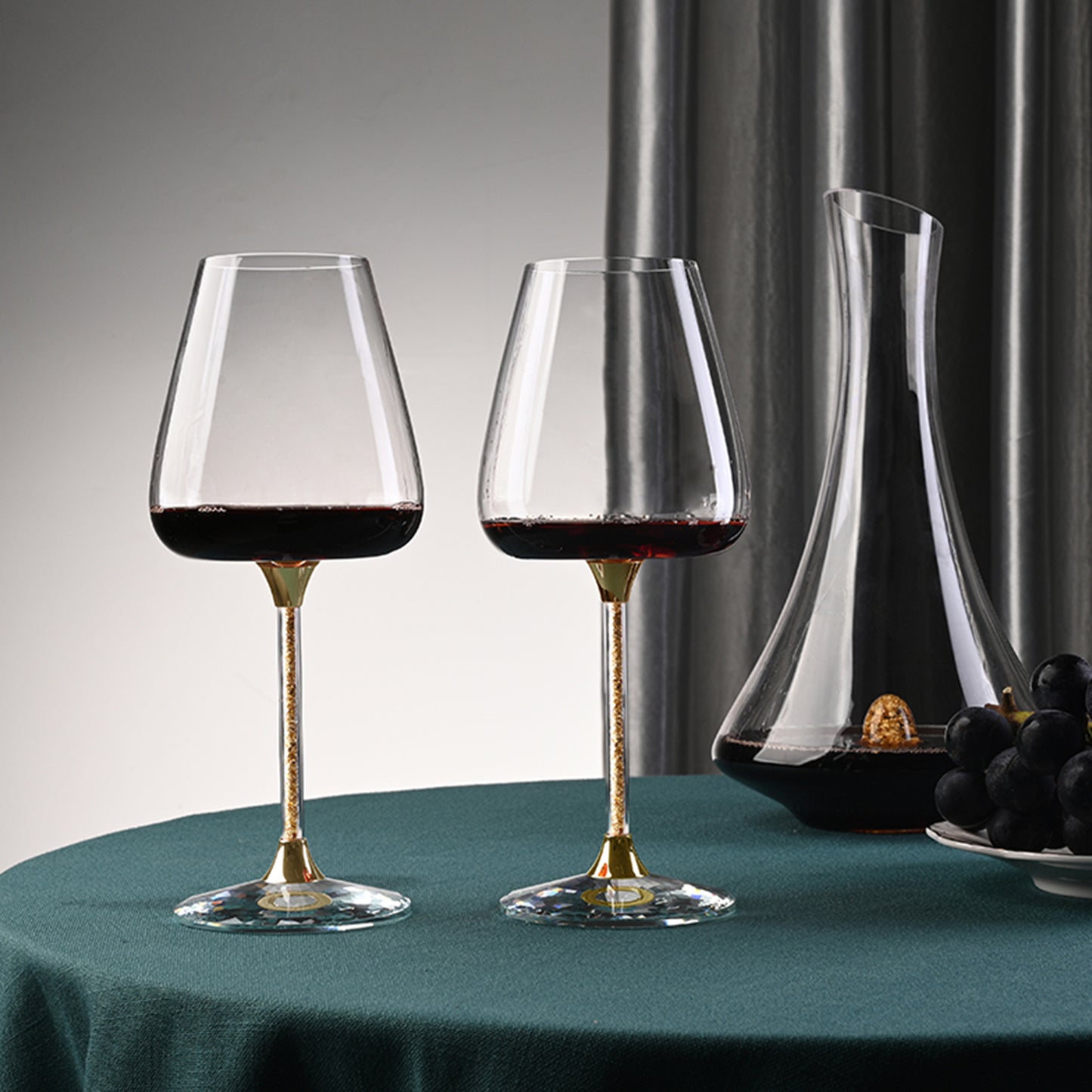 2 Wine Glasses with Apple-shaped Bowls
