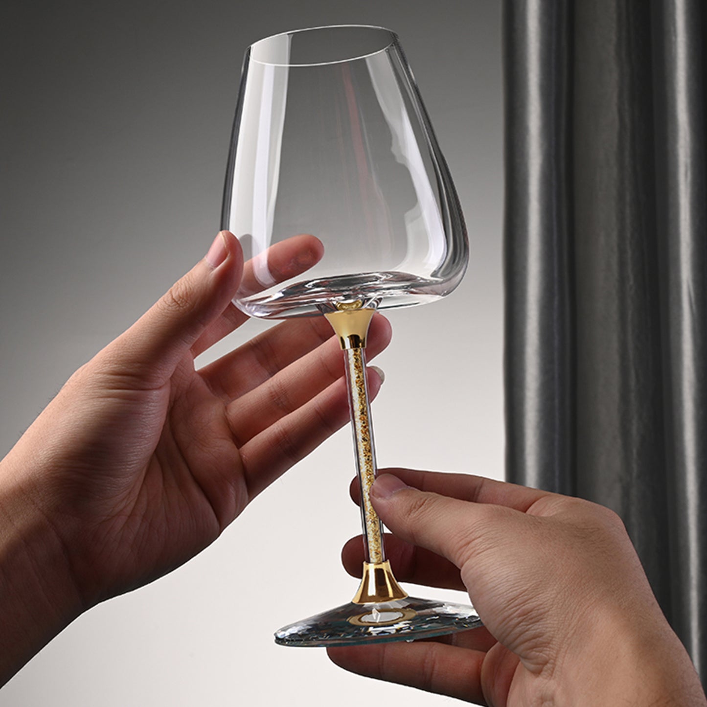 2 Wine Glasses with Apple-shaped Bowls
